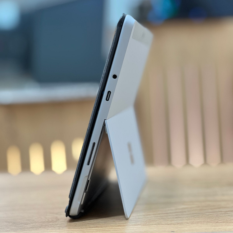 لپتاپ استوک ۱۰.۵ اینچی سرفیس مدل Surface Pro Go 2 M3 8100Y 8GB DDR4 128GB SSD intel UHD